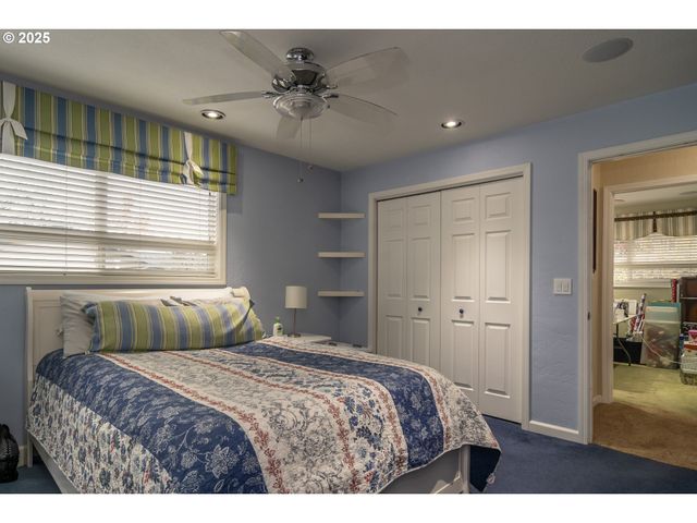 1821 Nw SELLWOOD St, Roseburg, OR 97471