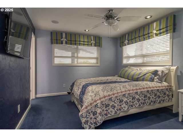 1821 Nw SELLWOOD St, Roseburg, OR 97471