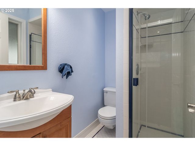 1821 Nw SELLWOOD St, Roseburg, OR 97471