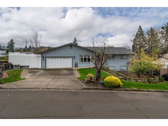 1821 Nw SELLWOOD St, Roseburg, OR 97471
