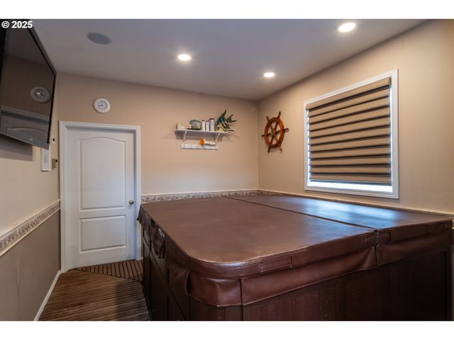 1821 Nw SELLWOOD St, Roseburg, OR 97471