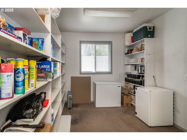 1821 Nw SELLWOOD St, Roseburg, OR 97471