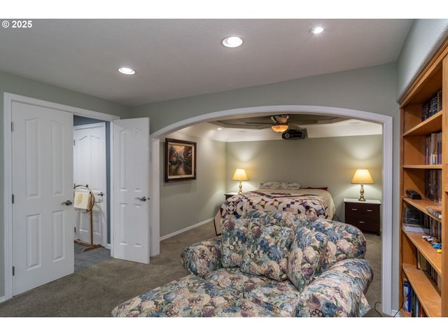 1821 Nw SELLWOOD St, Roseburg, OR 97471