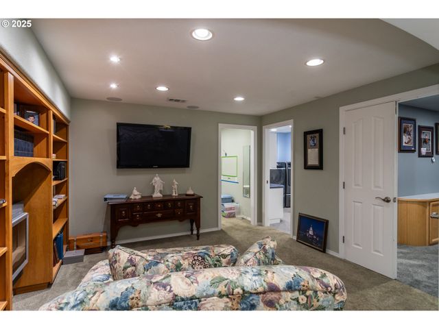 1821 Nw SELLWOOD St, Roseburg, OR 97471