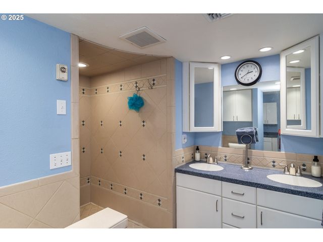 1821 Nw SELLWOOD St, Roseburg, OR 97471