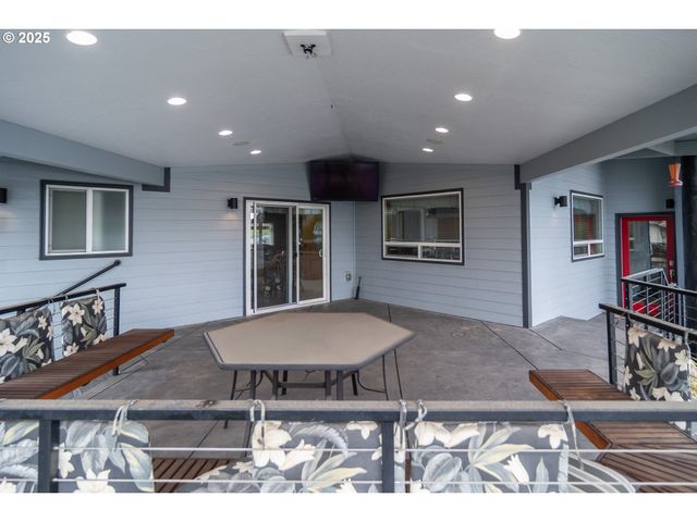 1821 Nw SELLWOOD St, Roseburg, OR 97471