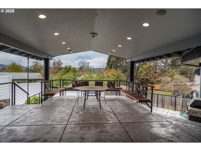 1821 Nw SELLWOOD St, Roseburg, OR 97471