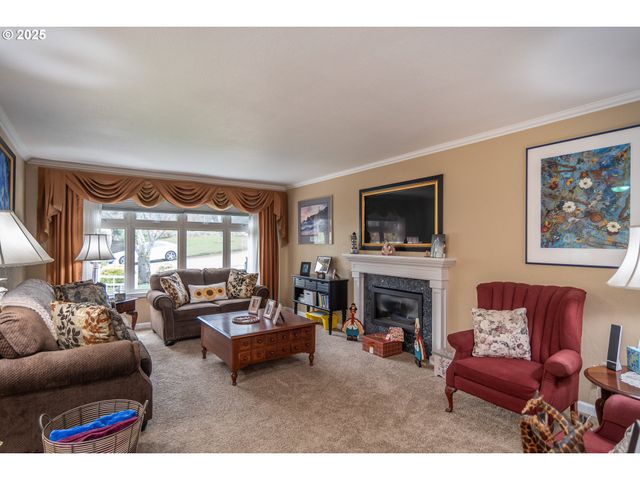 1821 Nw SELLWOOD St, Roseburg, OR 97471