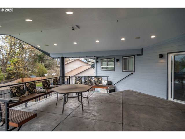 1821 Nw SELLWOOD St, Roseburg, OR 97471