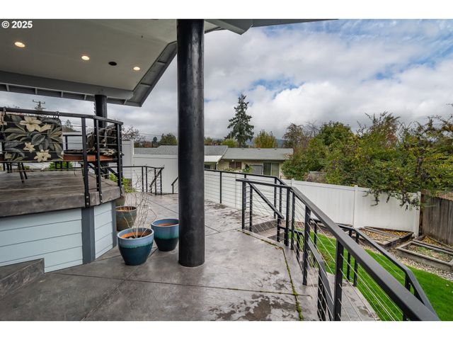 1821 Nw SELLWOOD St, Roseburg, OR 97471