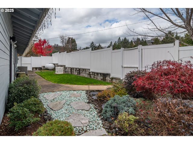 1821 Nw SELLWOOD St, Roseburg, OR 97471