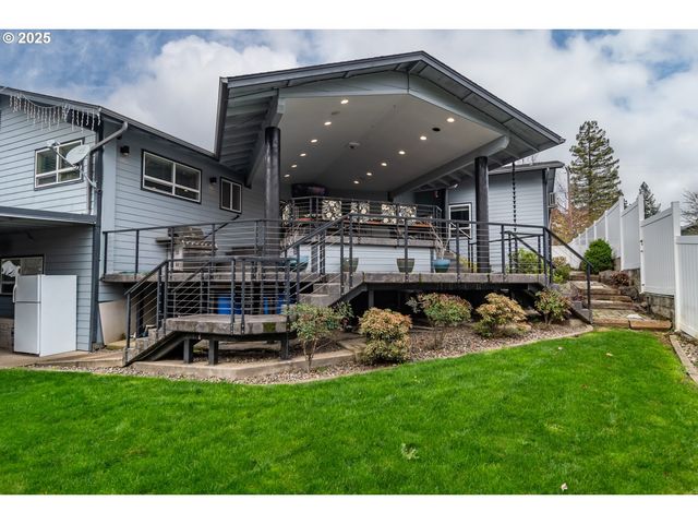 1821 Nw SELLWOOD St, Roseburg, OR 97471