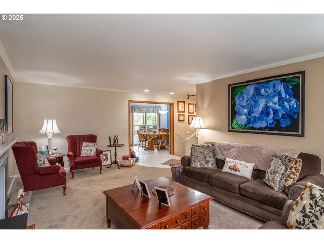 1821 Nw SELLWOOD St, Roseburg, OR 97471