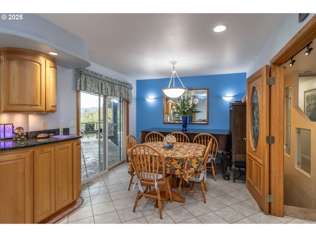 1821 Nw SELLWOOD St, Roseburg, OR 97471