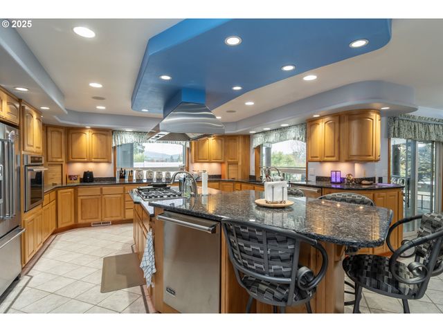 1821 Nw SELLWOOD St, Roseburg, OR 97471