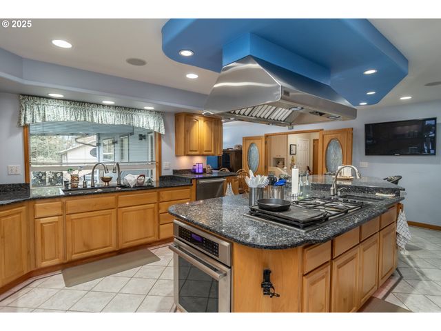 1821 Nw SELLWOOD St, Roseburg, OR 97471