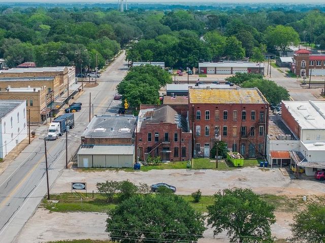 107 E Main Street, Eagle Lake, TX 77434