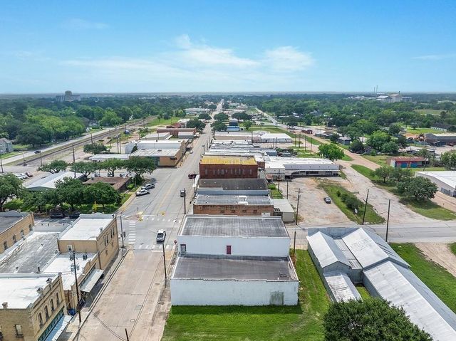 107 E Main Street, Eagle Lake, TX 77434