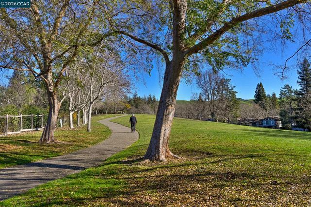 327 Sycamore Hill Ct, Danville, CA 94526