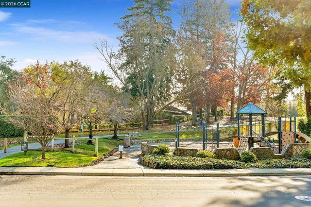 327 Sycamore Hill Ct, Danville, CA 94526