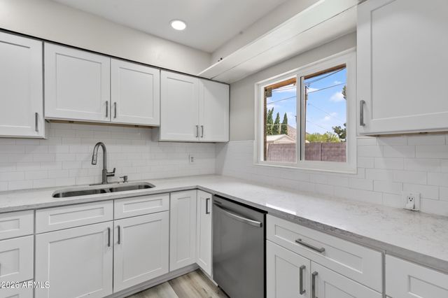 2049 W JOAN DE ARC Avenue, Phoenix, AZ 85029