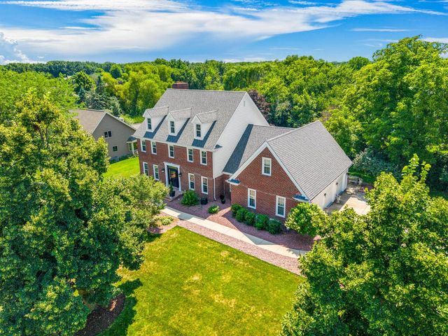 13085 W Woodfield LANE, New Berlin, WI 53151
