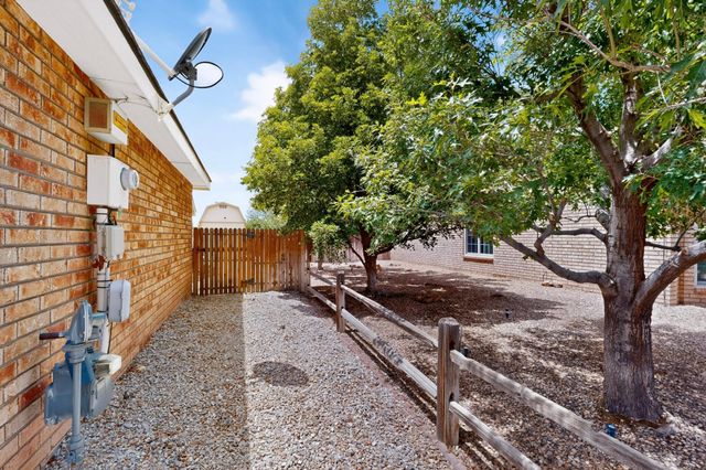 53 Juniper Avenue, Los Lunas, NM 87031