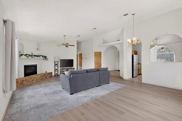 53 Juniper Avenue, Los Lunas, NM 87031