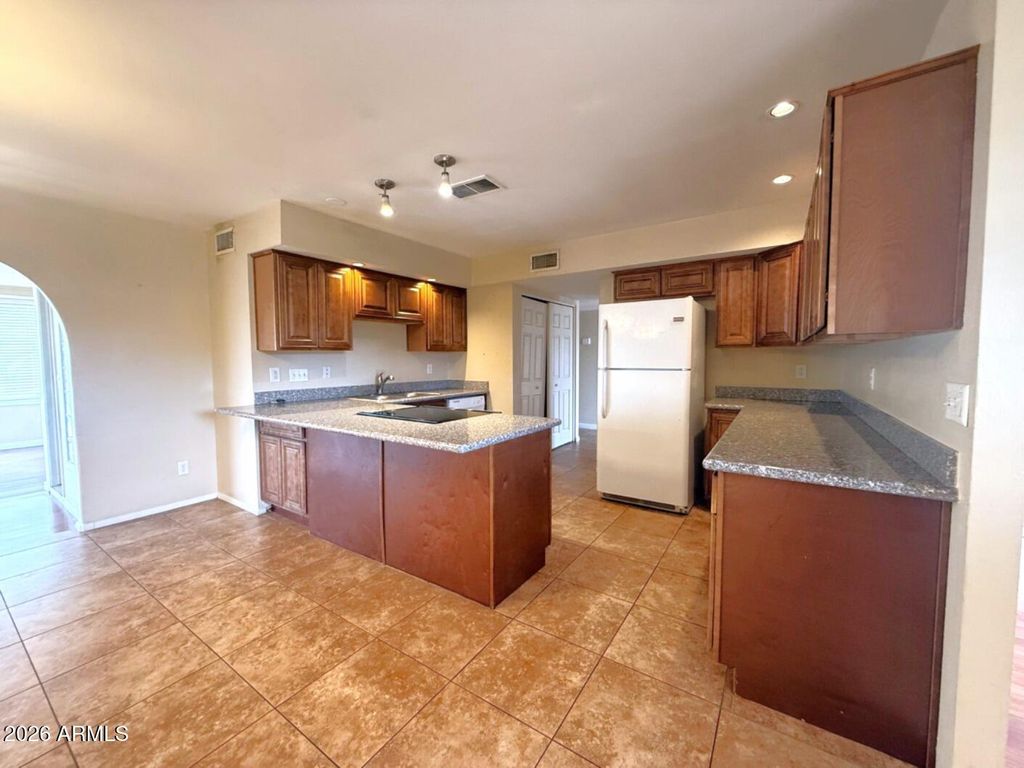 Image 4 of property listing at 4625 S RITA Lane, Tempe, AZ 85282