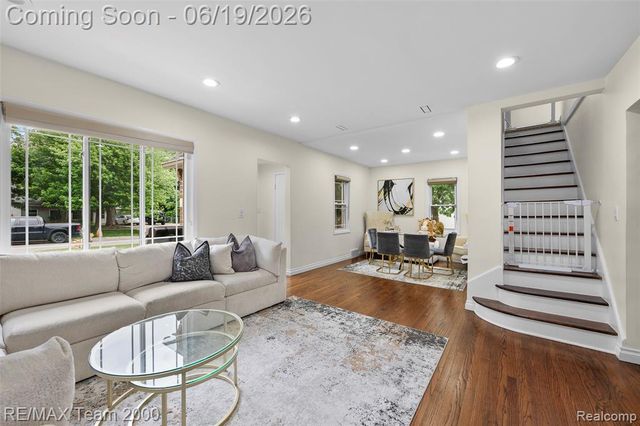 6155 N Silvery Lane, Dearborn Heights, MI 48127