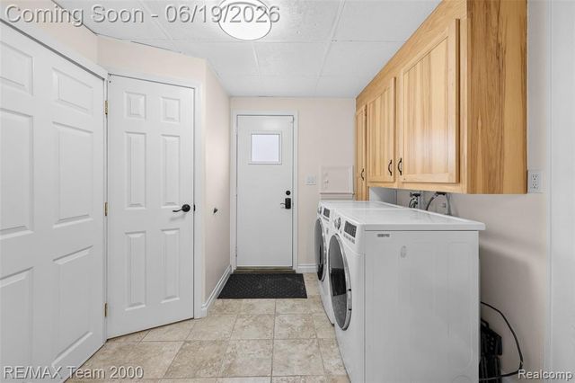 6155 N Silvery Lane, Dearborn Heights, MI 48127