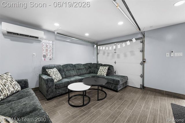 6155 N Silvery Lane, Dearborn Heights, MI 48127