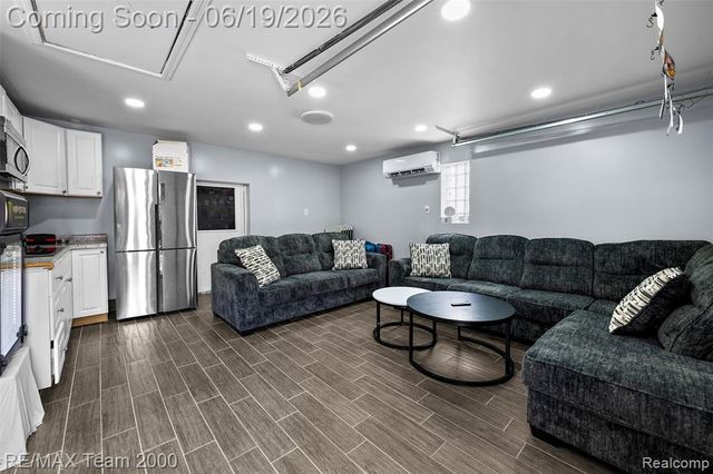 6155 N Silvery Lane, Dearborn Heights, MI 48127