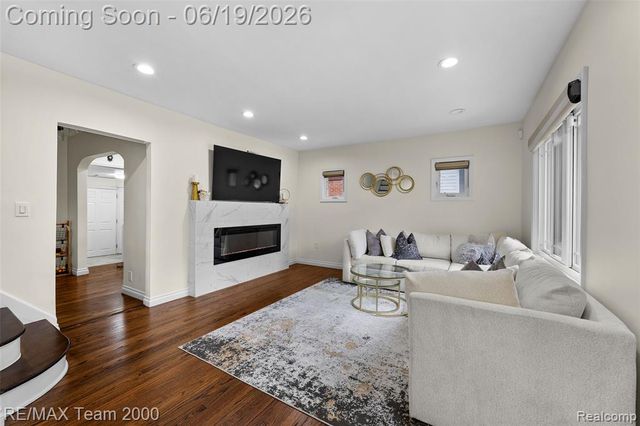 6155 N Silvery Lane, Dearborn Heights, MI 48127