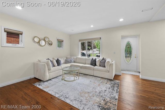 6155 N Silvery Lane, Dearborn Heights, MI 48127