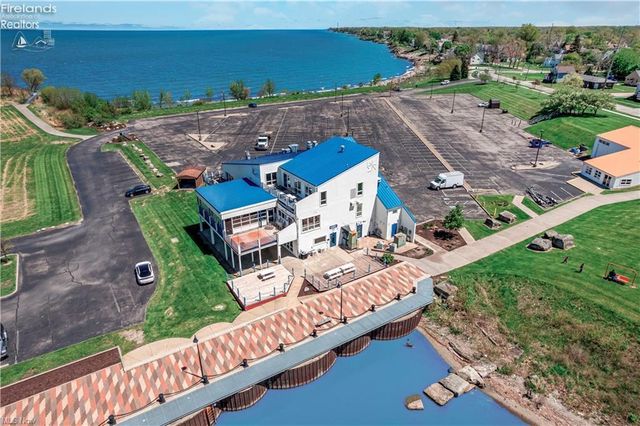 445 Harbor Lane, Lorain, OH 44052