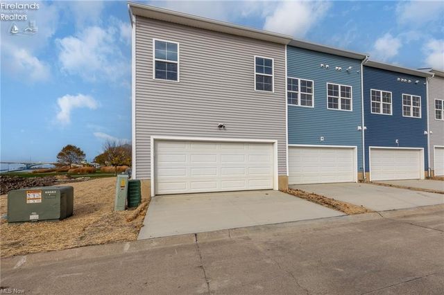 445 Harbor Lane, Lorain, OH 44052