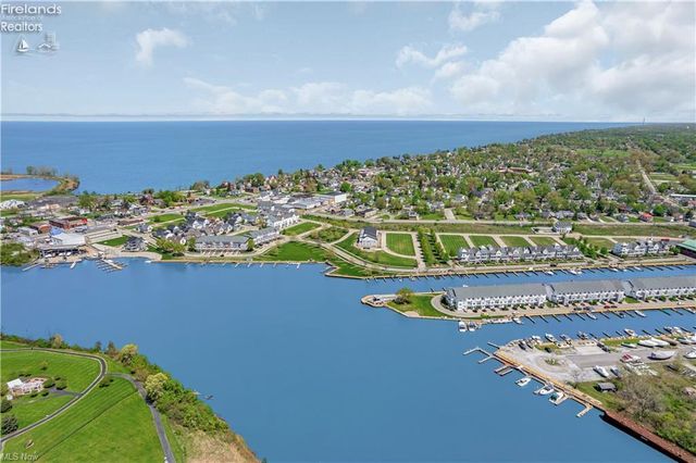 445 Harbor Lane, Lorain, OH 44052