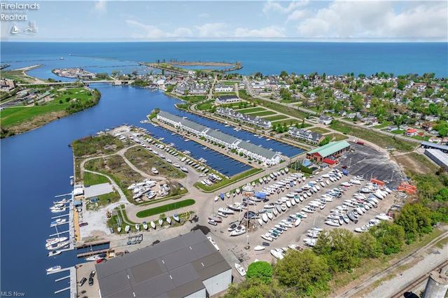 445 Harbor Lane, Lorain, OH 44052
