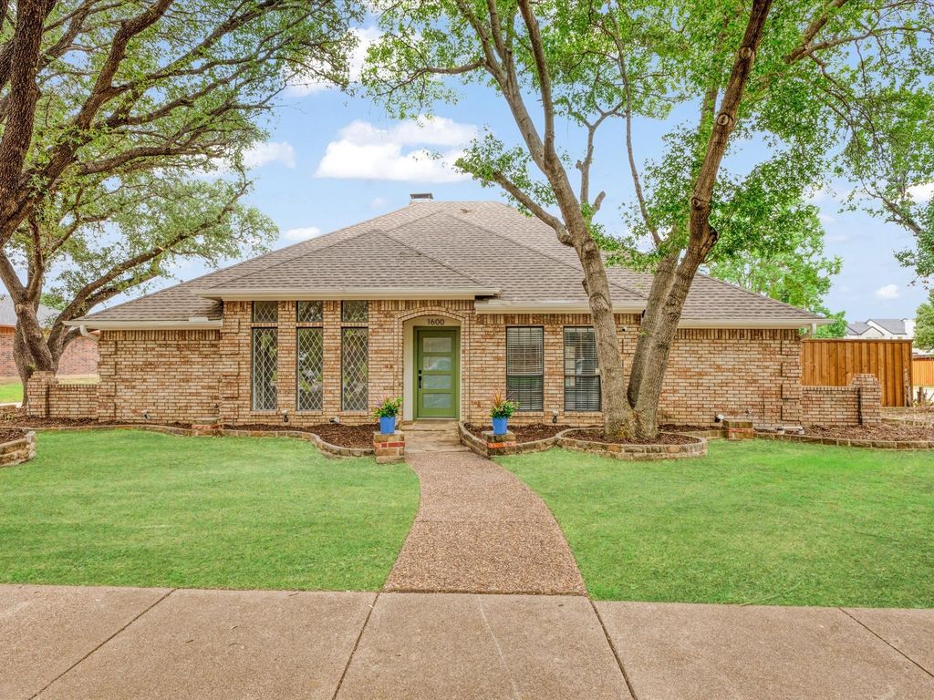 1600 Silverleaf Drive, Carrollton, TX 75007