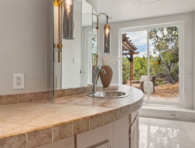 1095 Mansion Ridge Road, Santa Fe, NM 87501