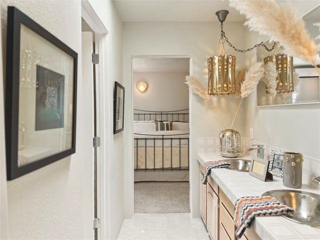 1095 Mansion Ridge Road, Santa Fe, NM 87501