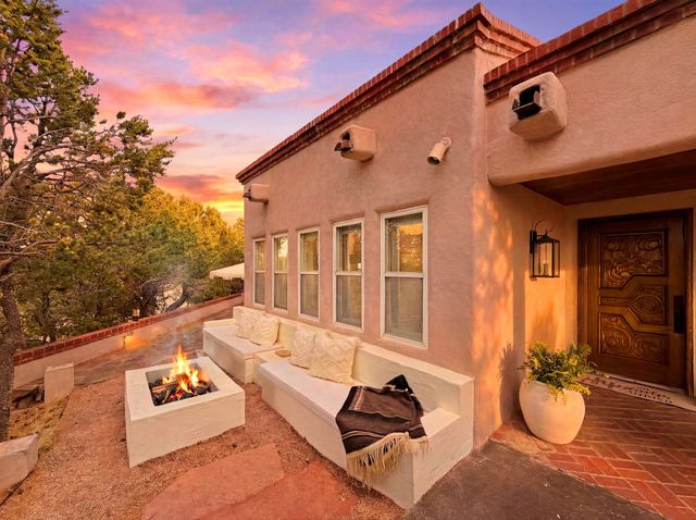1095 Mansion Ridge Road, Santa Fe, NM 87501