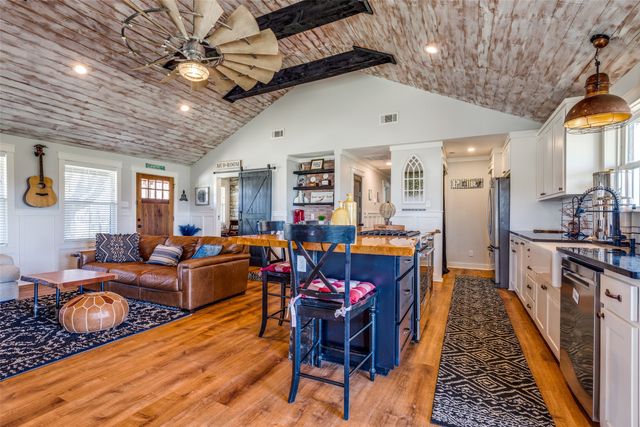 320 English Court, Springtown, TX 76082