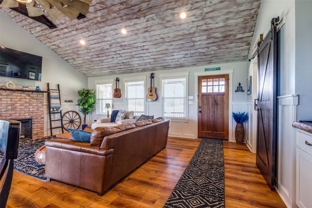320 English Court, Springtown, TX 76082