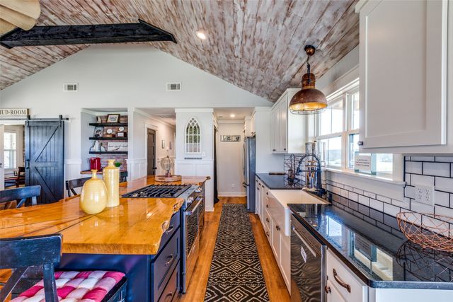 320 English Court, Springtown, TX 76082
