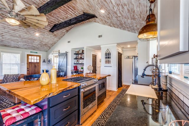 320 English Court, Springtown, TX 76082