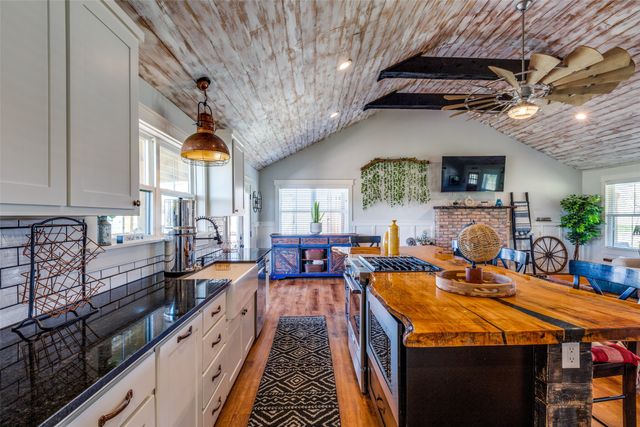 320 English Court, Springtown, TX 76082