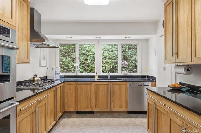 300 E Main Street, Centerport, NY 11721