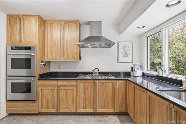 300 E Main Street, Centerport, NY 11721